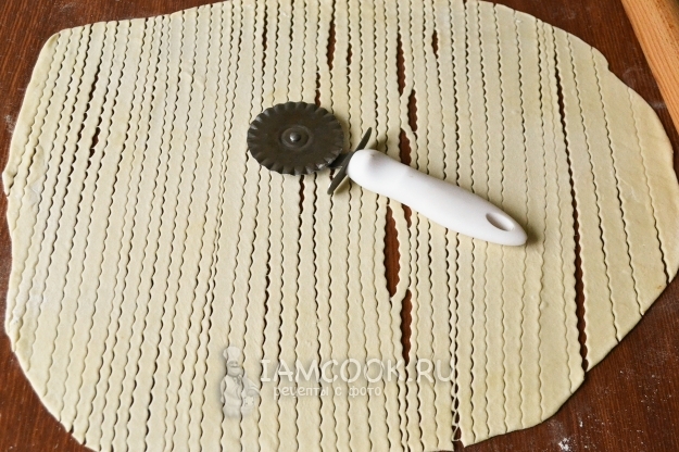 Порезать тесто на полоски