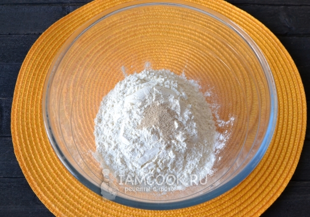 Соединить муку и дрожжи