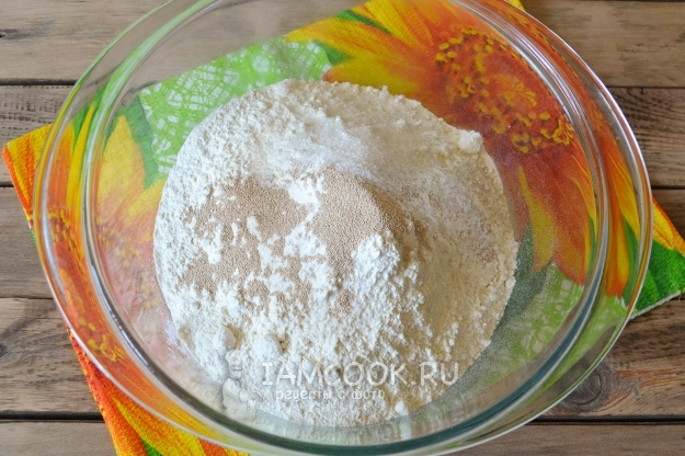Соединить муку, сахар и дрожжи