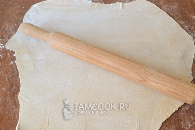 Тонко раскатать тесто скалкой