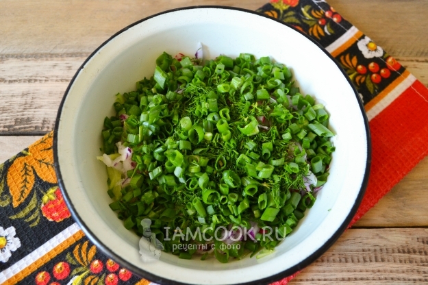 Положить зеленый лук