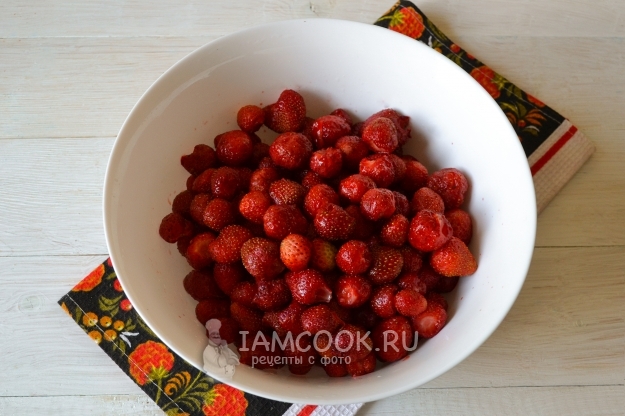 Удалить у клубники хвостики