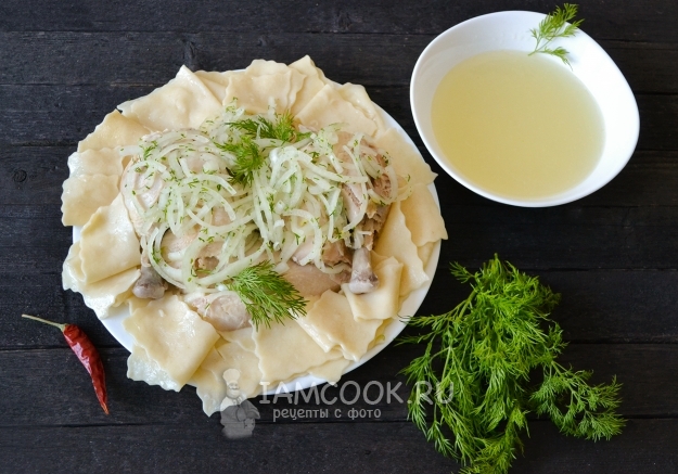 Фото бешбармака из целой курицы с маринованным луком
