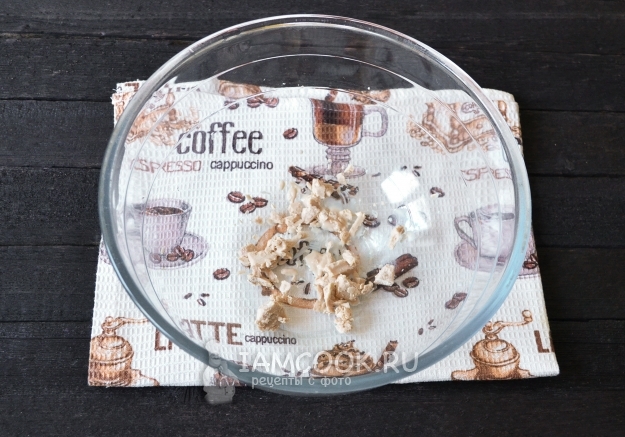 Положить дрожжи в миску