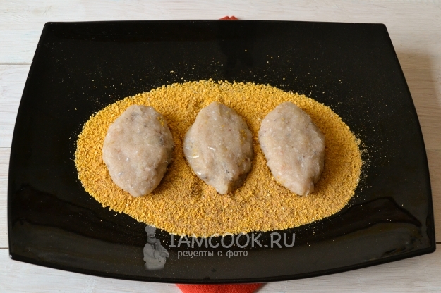 Обвалять котлеты в сухарях