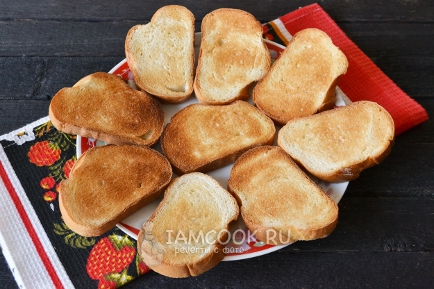 Обжарить батон