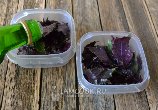 Полить базилик маслом