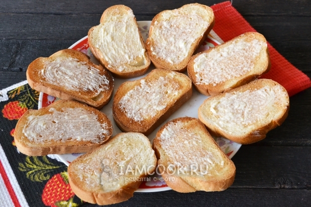 Смазать батон майонезом с чесноком