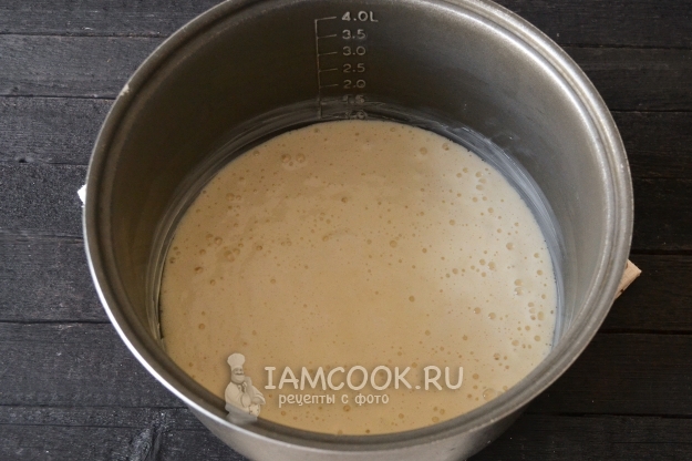 Перелить тесто в чашу мультиварки