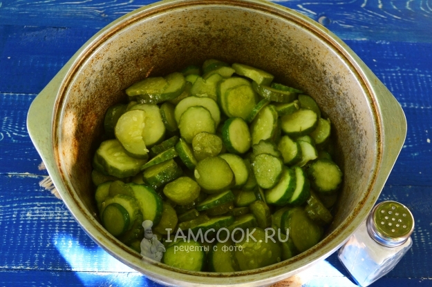 Обжарить огурцы