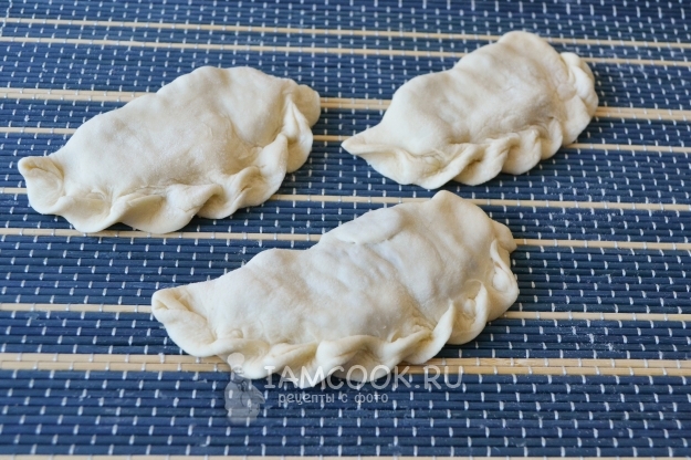 Слепить чебуреки