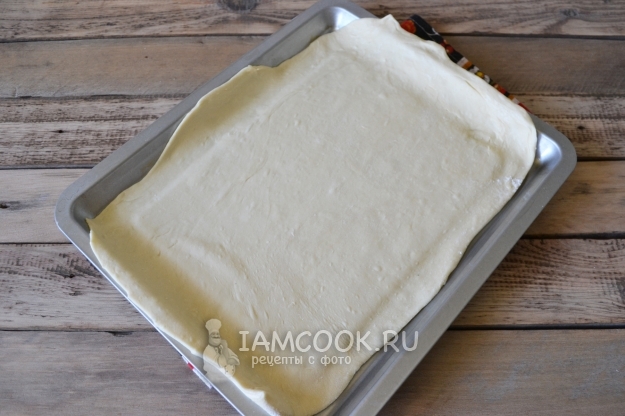 Положить тесто на форму