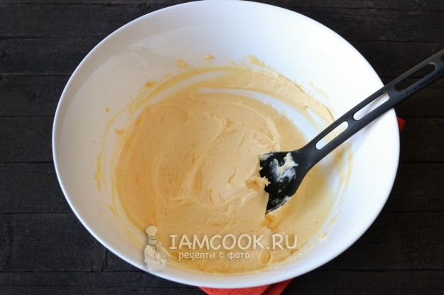 Растереть желтки с маслом