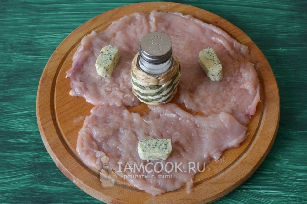 Положить масло с укропом