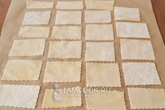 Выложить заготовки на пергамент