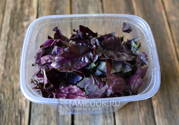 Положить листья в контейнер