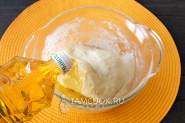 Влить масло