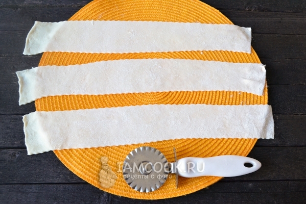 Порезать тесто на полоски