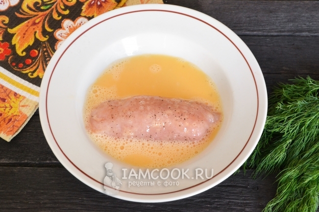 Окунуть заготовку в яйца