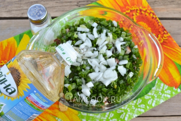 Добавить масло и лук