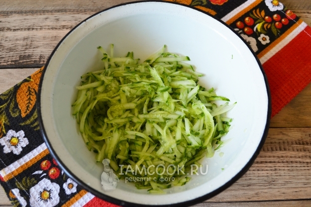 Натереть огурцы на терке