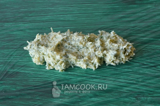 Размешать масло с сыром и укропом