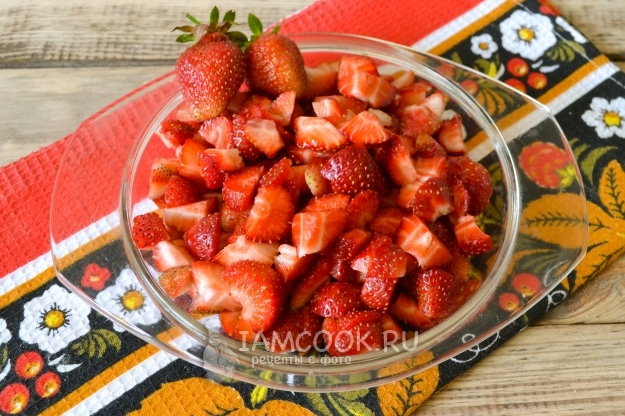 Порезать клубнику