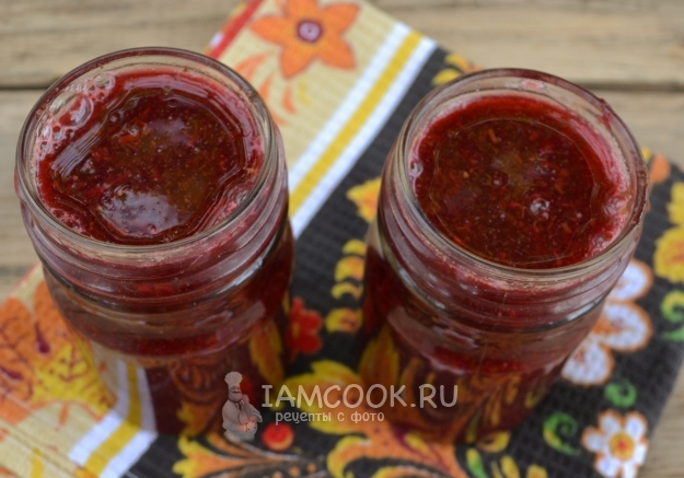 Положить соус в банку