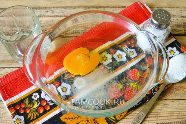 Соединить воду, яйцо, соль и сахар