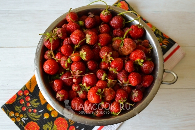 Помыть клубнику