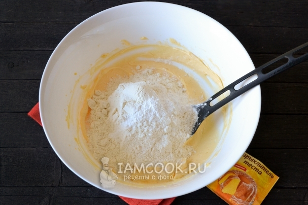 Всыпать муку и соль