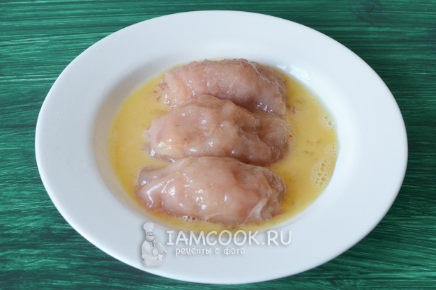 Обмакнуть заготовки в яйце