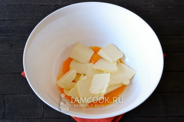 Положить к желткам масло