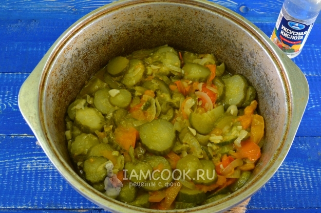 Влить уксус