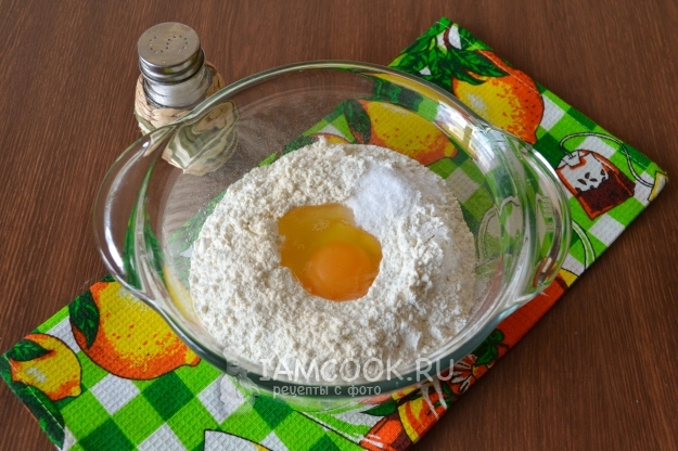 Вбить в муку яйцо