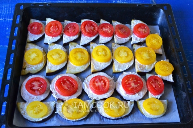 Положить кружочки помидоров