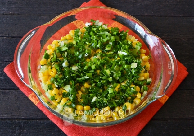 Положить зелень в салат