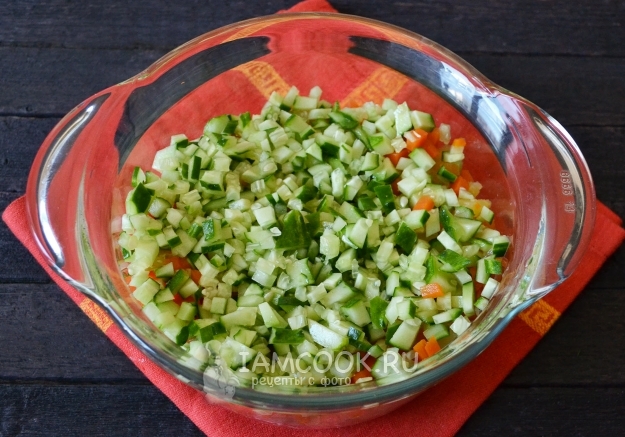 Добавить огурцы в салат