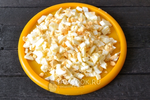 Порезать яйца