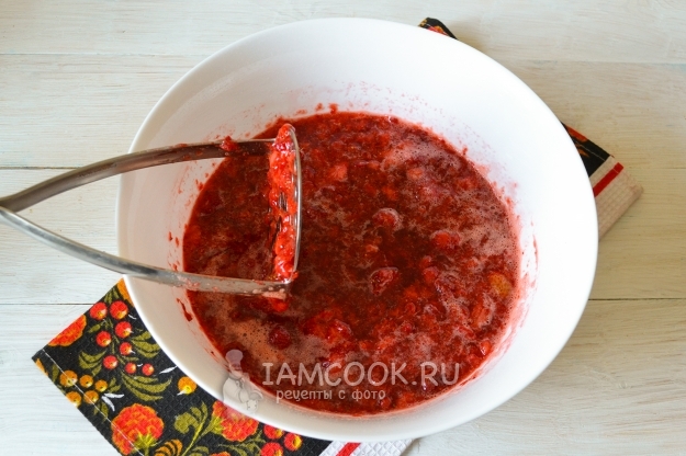 Измельчить клубнику с сахаром