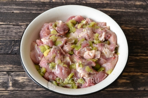 Размешать мясо с киви