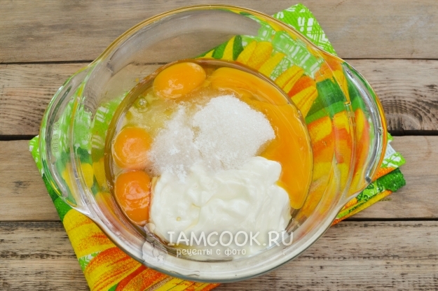 Соединить сахар, яйца и сметану