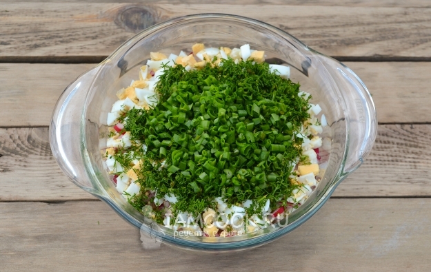 Положить укроп и лук