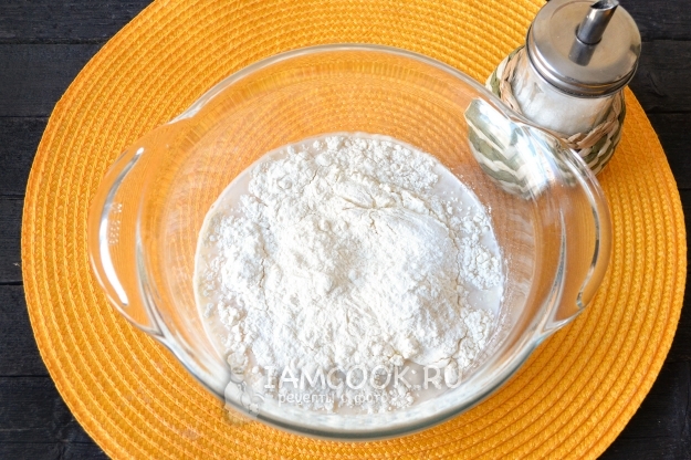 Всыпать муку и сахар