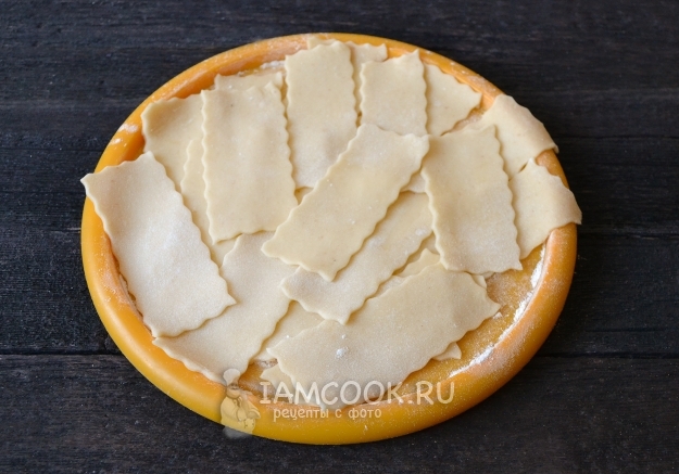 Порезать тесто на полоски