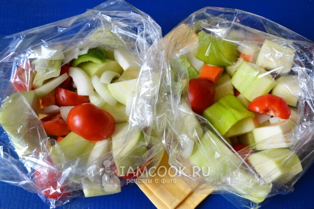 Положить овощи в пакет