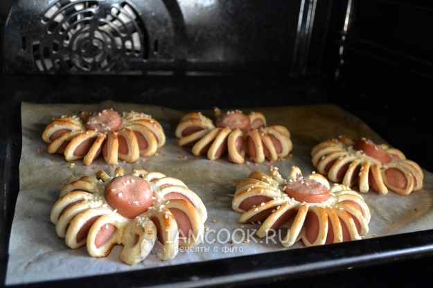 Испечь сосиски в тесте