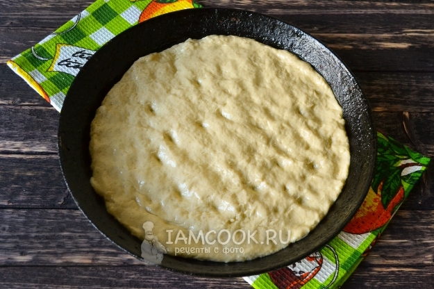 Выложить тесто в форму