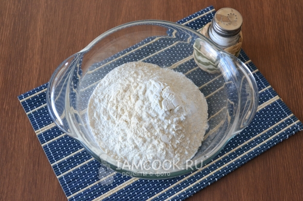 Всыпать в миску муку