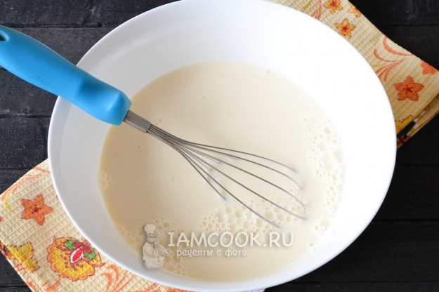 Взбить яйца с молоком